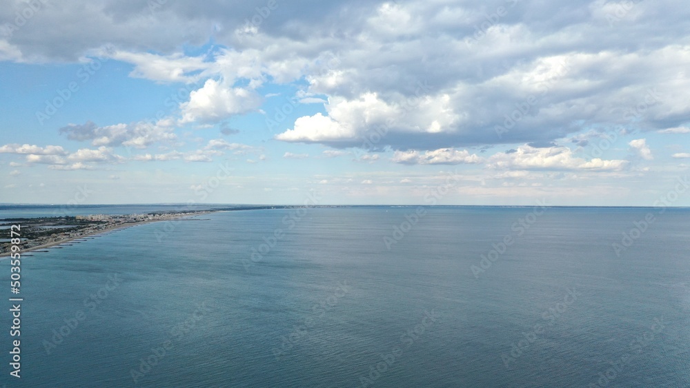 Obraz premium survol de la mer méditerranée par un jour sans vent et nuageux en occitanie