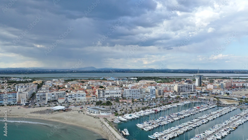 survol du port de Palavas-les-Flots près de Montpellier au bord de la mer méditerranée dans le sud de la France	