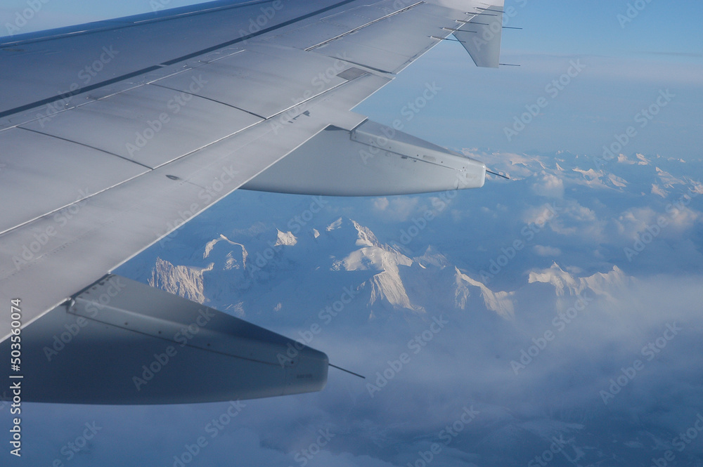 Obraz premium Imagen del ala de un avión sobrevolando los Alpes