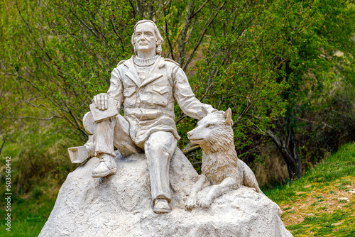Tableau sur toile Sculpture by Juan Villa at Mirador de la Bureba, monument to Felix Rodriguez of