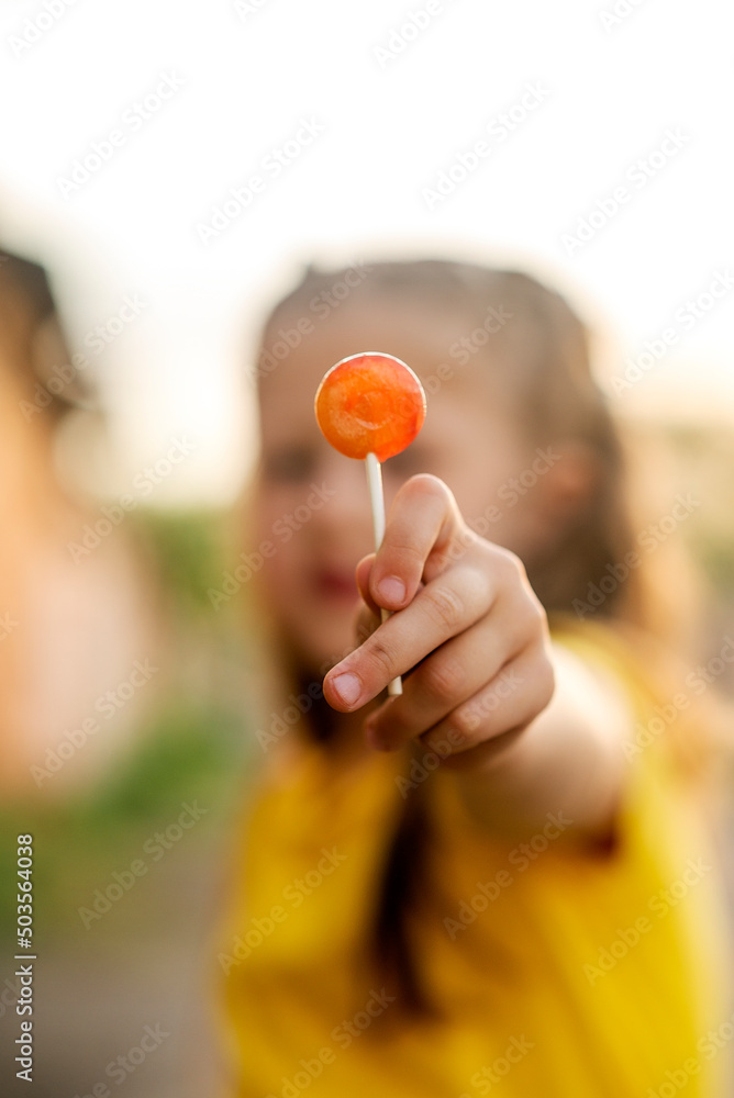 hand is holding a lollipop 