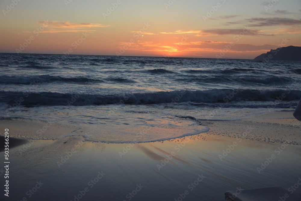 pomarańczowy zachód słońca nad morzem, orange sunset over the sea, sandy beach by the sea at sunset