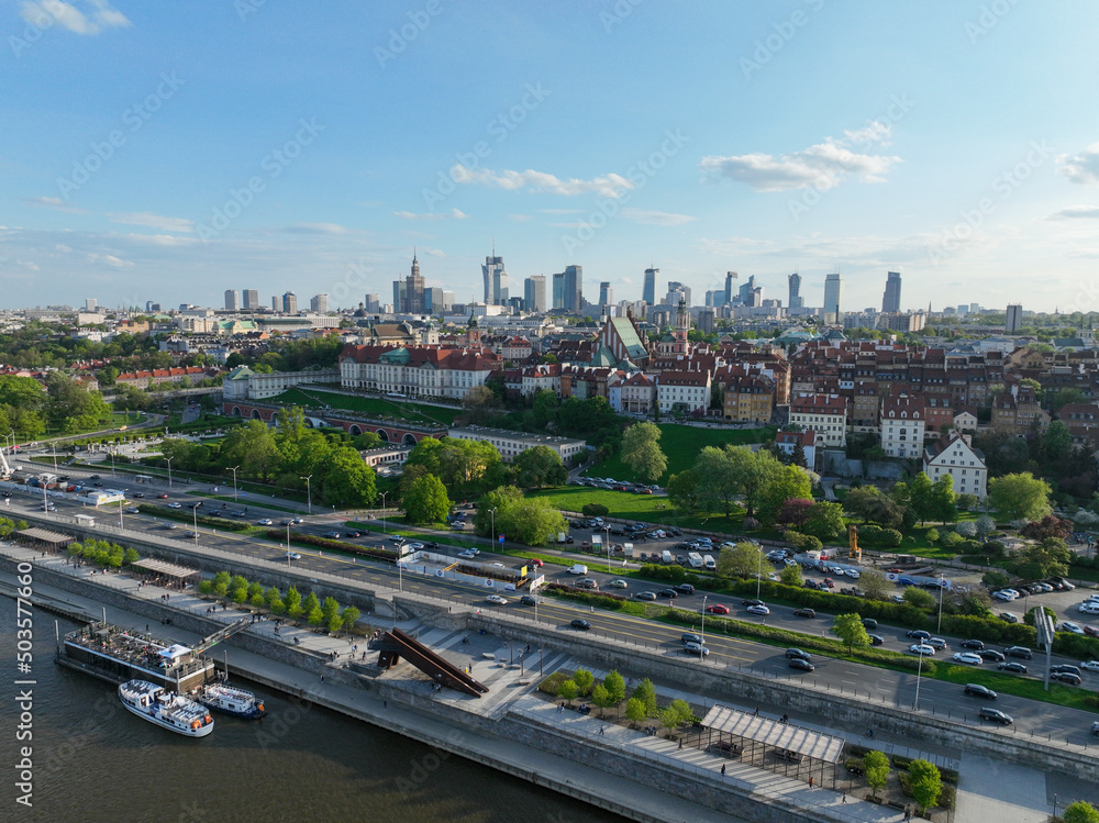 widok na centrum miasta Warszawa z lotu ptaka z drona, zielone drzewa, wiosna i niebieskie niebo