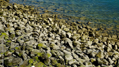 Foto rip rap by the shoreline of San Francisco bay