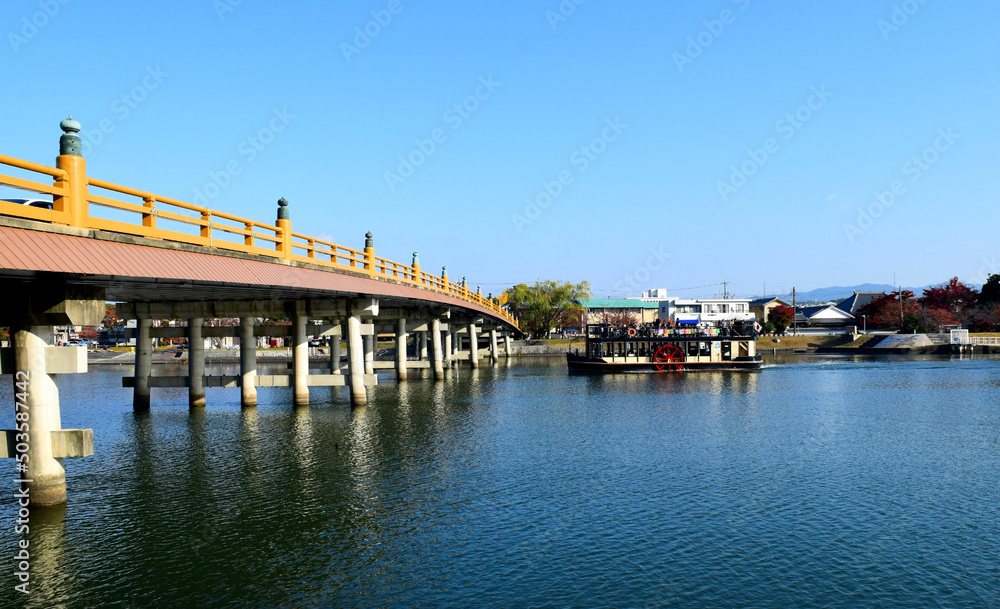 滋賀県大津市の瀬田の唐橋と観光船、瀬田の唐橋の風景