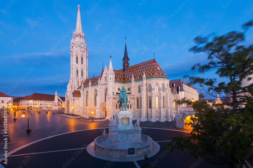 Obraz premium View of Matthias Church on Fisherman Bastion Square in twilight, Budapest, Hungary