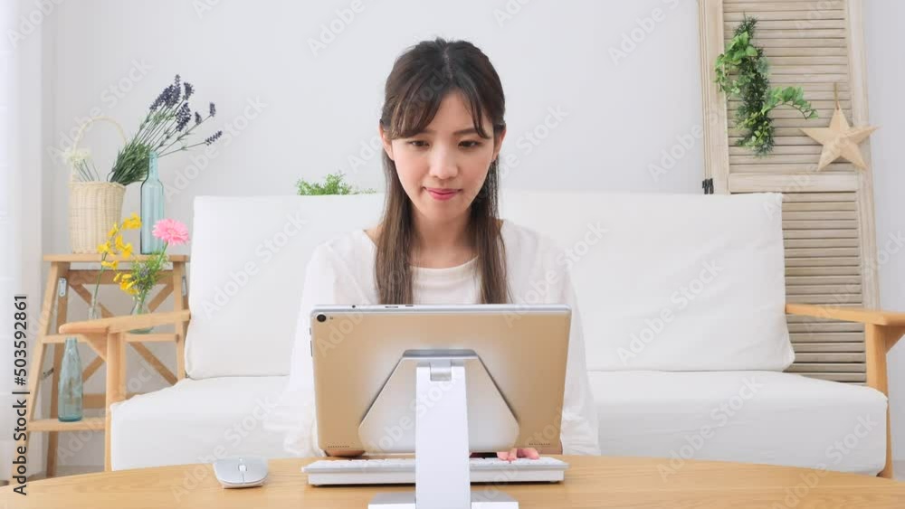 女性 タブレット リビング 女性 タブレット リビング