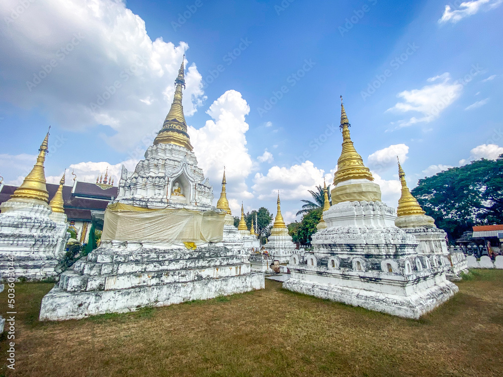 Naklejka premium Wat Chedi Sao Lang in Lampang, Thailand