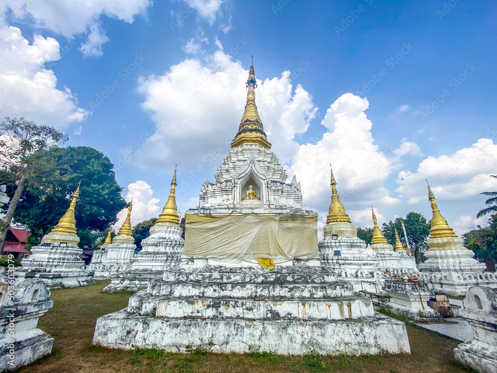 Fototapeta premium Wat Chedi Sao Lang in Lampang, Thailand