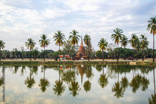 Photo Wat Sra Sri or Wat Sa Si in Sukhothai historical park in Thailand
