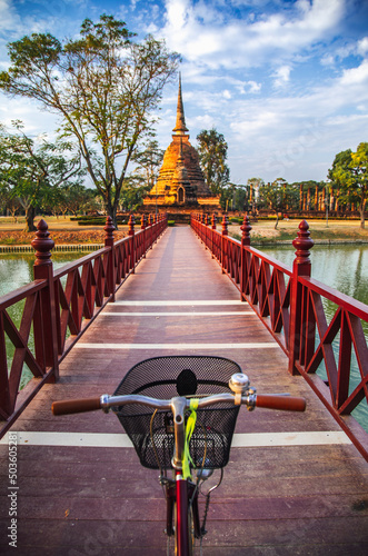 Fotografia Bicycle in Wat Sra Sri or Wat Sa Si in Sukhothai historical park in Thailand