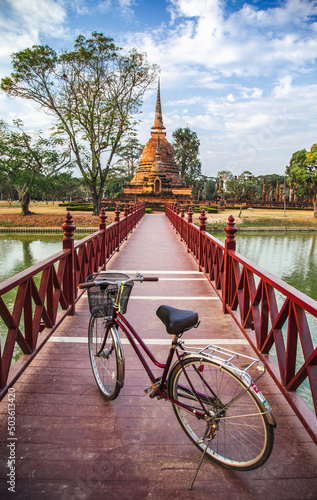 Photo Bicycle in Wat Sra Sri or Wat Sa Si in Sukhothai historical park in Thailand