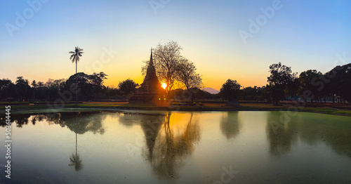 Fotografia Sunset at Wat Mahathat buddha and temple in Sukhothai Historical Park