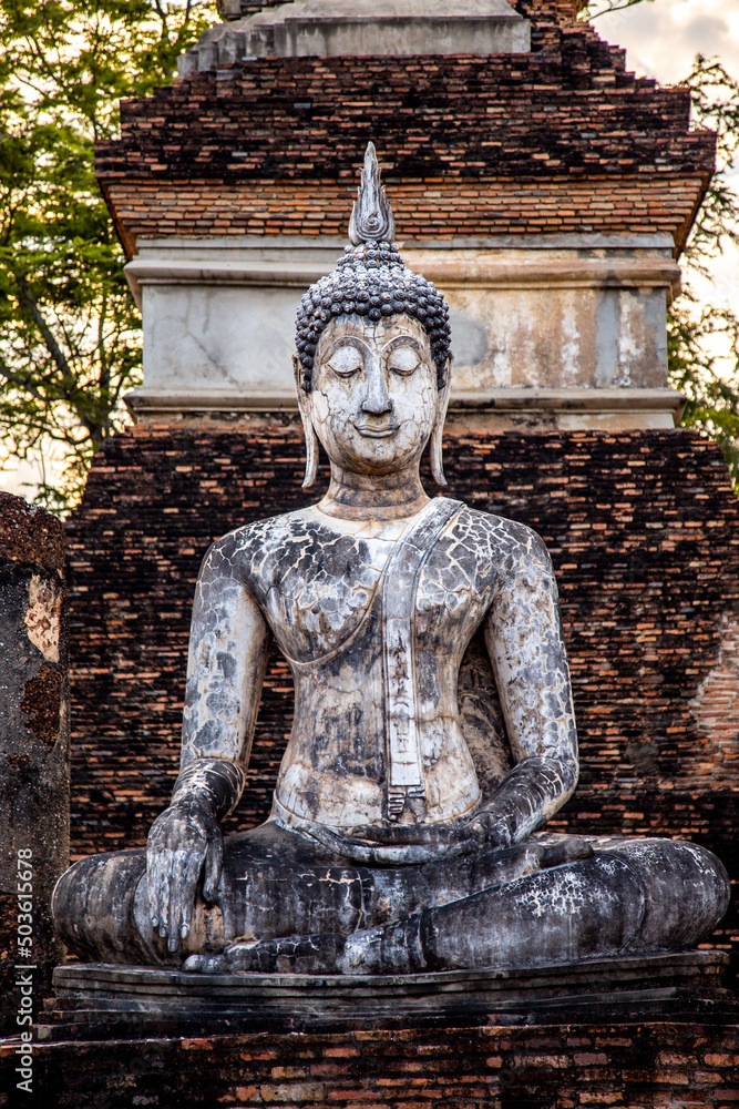 Wat Traphang Ngoen temple and buddha in Sukhothai historical park, Thailand Wat Traphang Ngoen temple and buddha in Sukhothai historical park, Thailand