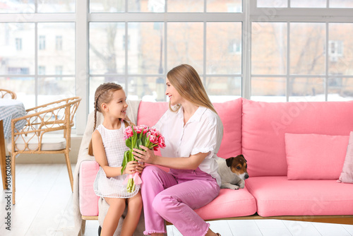 Little girl greeting her ha...