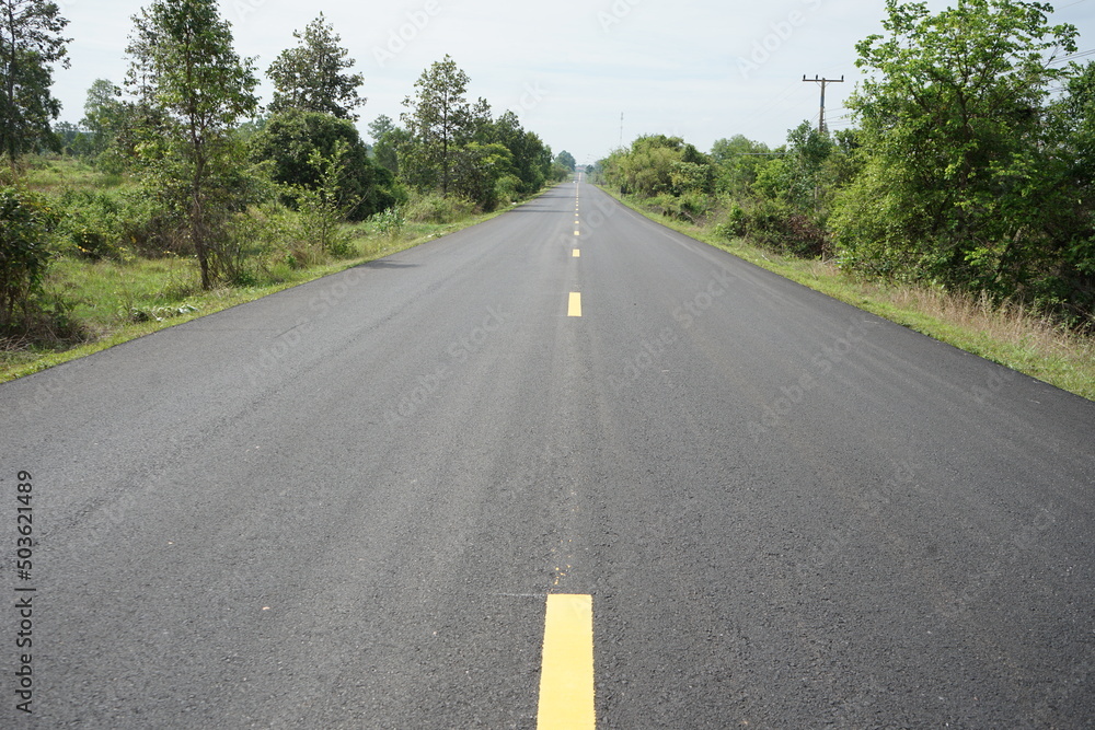 Obraz premium Yellow traffic line Used to divide the traffic direction.