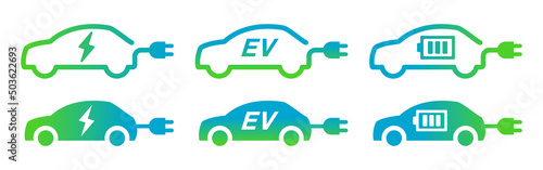 電気自動車やEV車の充電プラグがついた環境に優しい車のベクターアイコンセット