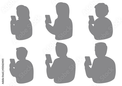 スマートフォンを見る老若男女6人シルエットセット