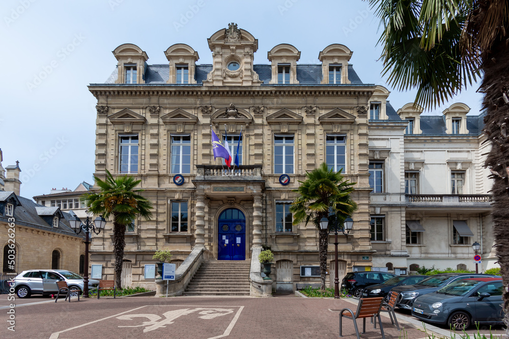 Vue extérieure de l'hôtel de ville de Saint-Cloud, France, commune de la banlieue ouest de Paris, située dans le département des Hauts-de-Seine