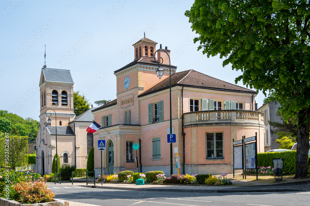 Fototapeta premium Vue extérieure de l'hôtel de ville de Marnes-la-Coquette, France, commune de la banlieue ouest de Paris, située dans le département des Hauts-de-Seine 