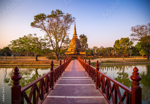 Fotografia Wat Sra Sri or Wat Sa Si in Sukhothai historical park in Thailand