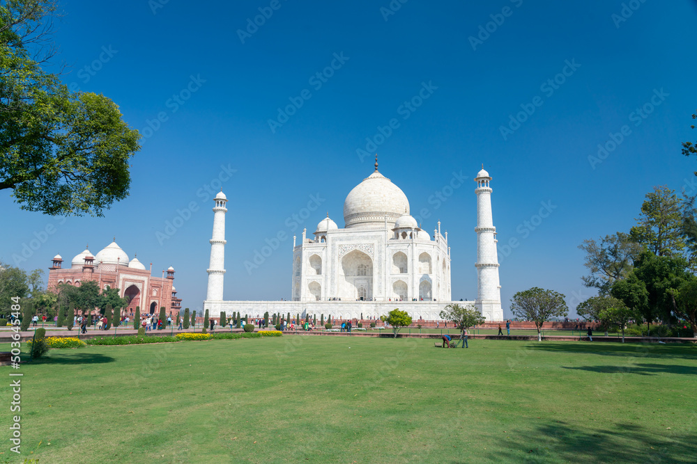 Travel Taj Mahal, a major tourist attraction, is one of the 7 wonders of the world and world heritage by Unesco, a monument of great love Mughal architecture and landmark.