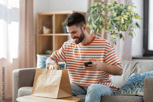 Foto communication, leisure and people concept - happy smiling man using smartphone f