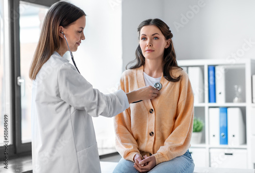 Quadro su tela medicine, healthcare and people concept - female doctor with stethoscope and wom