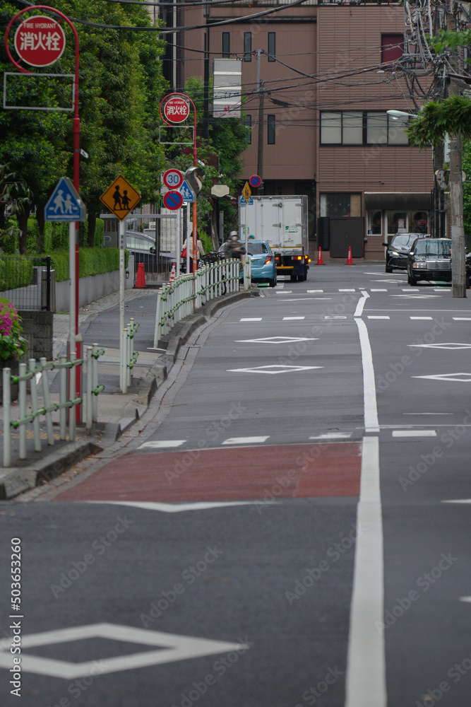 まっすぐに伸びる道路