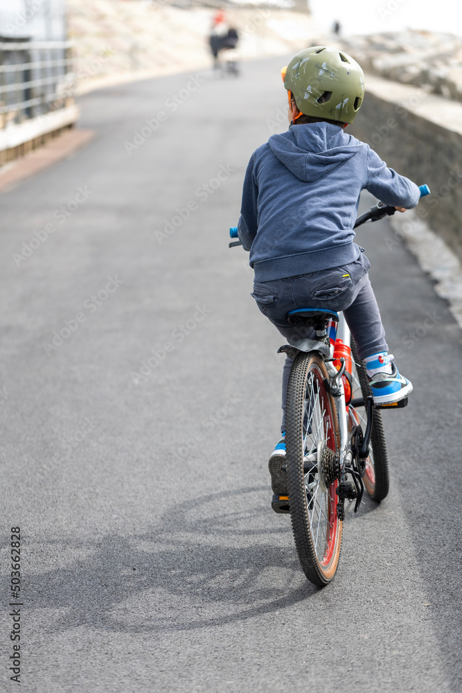 jenue garçon à vélo jenue garçon à vélo