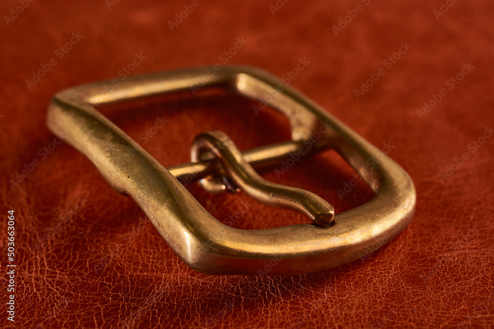 Buckle in solid brass with traces of patina. Buckle in solid brass with traces of patina.