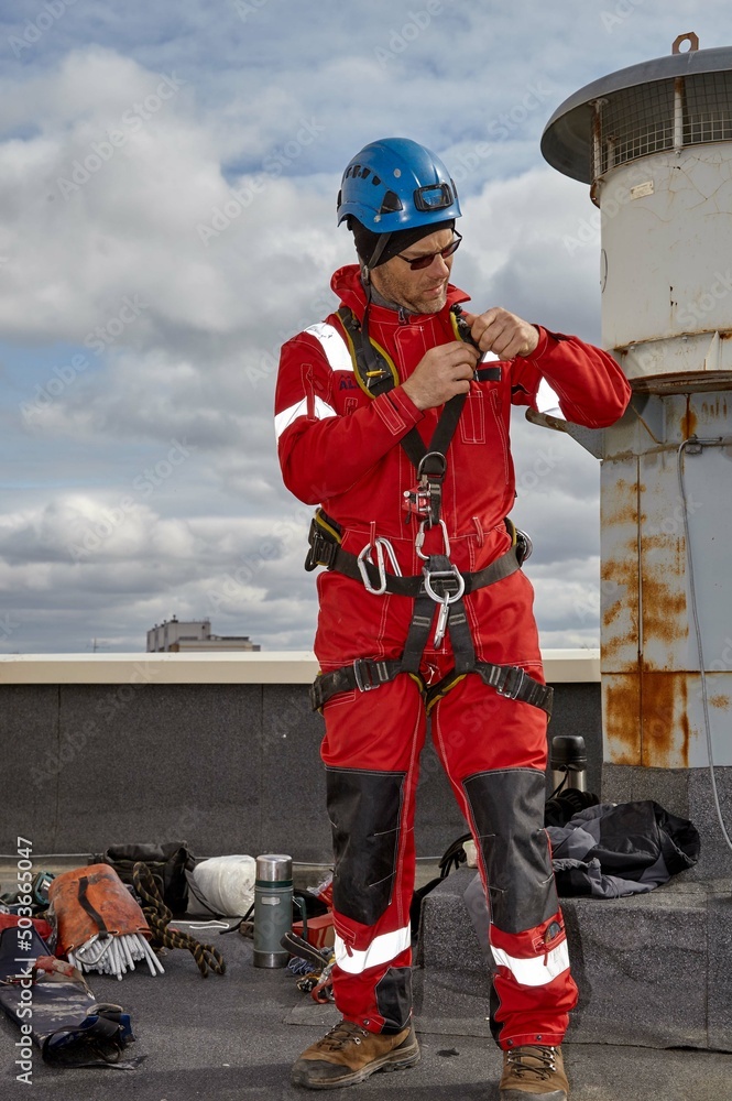 Obraz premium A specialist is repairing the roof. Rope access