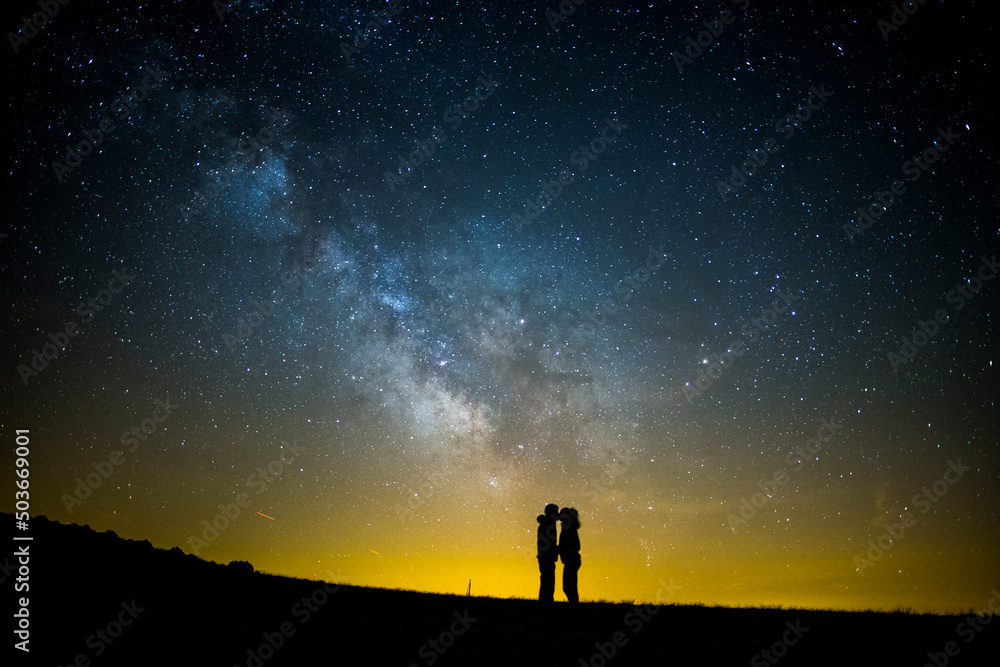 Fototapeta premium Milky way and couple in Serra Del Montsec, Lleida, Spain