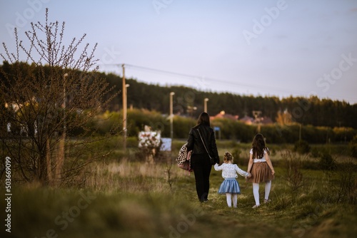 Obraz na płótnie Rodzinka spaceruje po łące w salonie