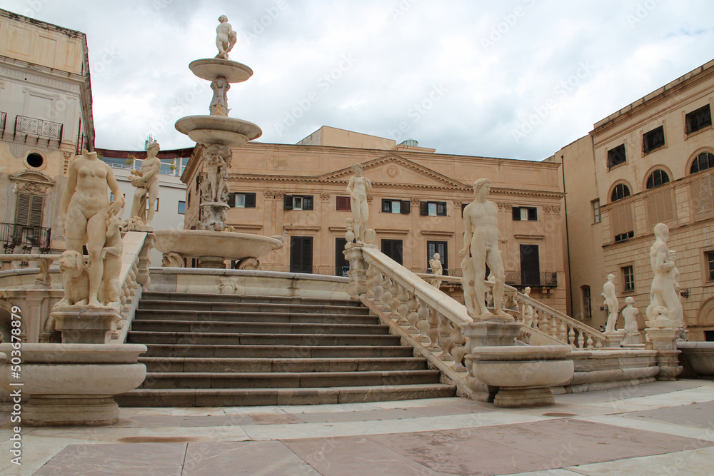 Obraz premium baroque fountain (pretoria) in palermo in sicily (italy)