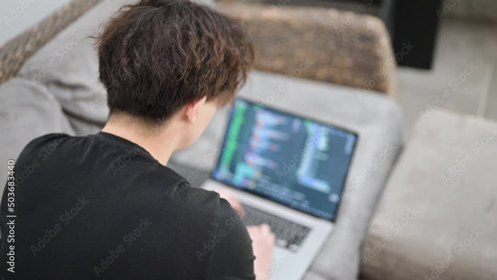 コード画面がイイ感じにぼけたパソコンの仕事をする男性の顔無し 俯瞰 アップ 動画 コード画面がイイ感じにぼけたパソコンの仕事をする男性の顔無し 俯瞰 アップ 動画