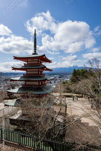 新倉山浅間公園 - 忠霊塔