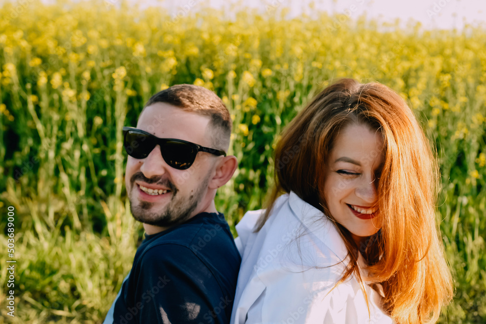Obraz premium couple hugging on the field