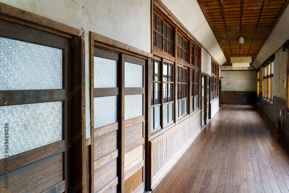 Fototapeta premium 廃校になった古い小学校