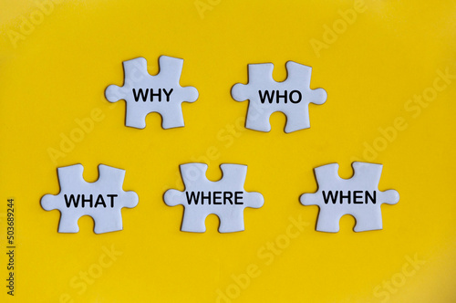 Φωτογραφία Top view of text on missing jigsaw puzzle - Why, who, what, where and when
