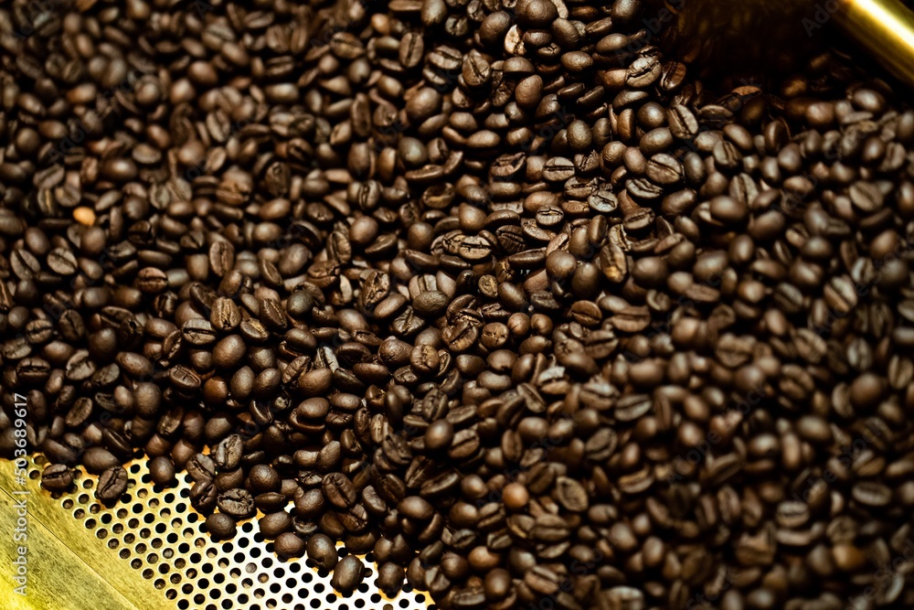 Obraz premium Brown Coffee beans after roasting