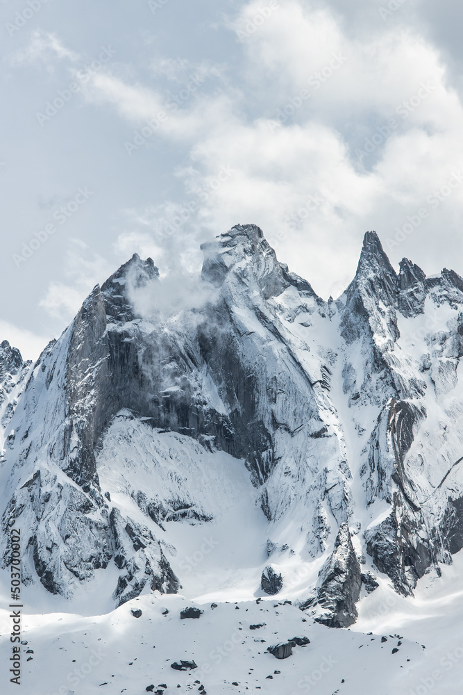 Obraz premium Granite mountains with snow