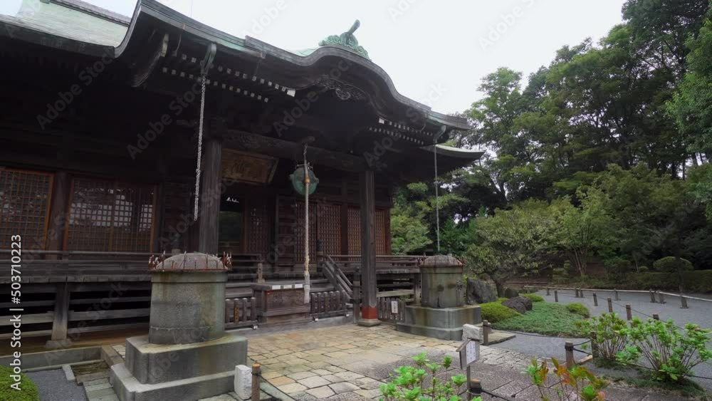 The exterior of the main buildings of Japan's Shinto temples are surrounded by beautiful gardens and exquisite architecture. The exterior of the main buildings of Japan's Shinto temples are surrounded by beautiful gardens and exquisite architecture.