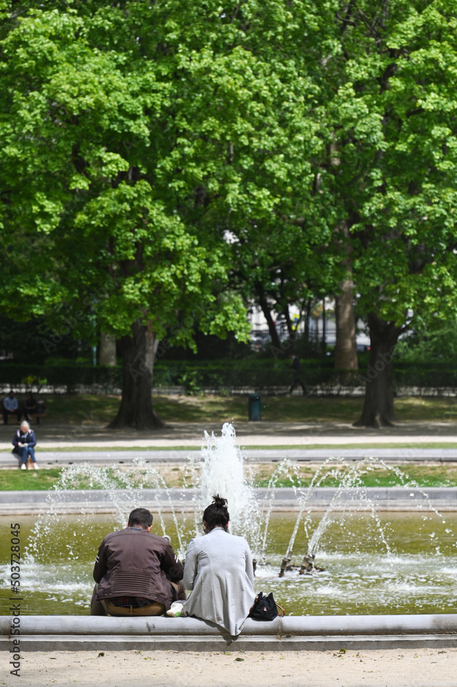 Belgique Bruxelles parc cinquantenaire gens detente environnement eau fontaine loisir vert couple amour Belgique Bruxelles parc cinquantenaire gens detente environnement eau fontaine loisir vert couple amour