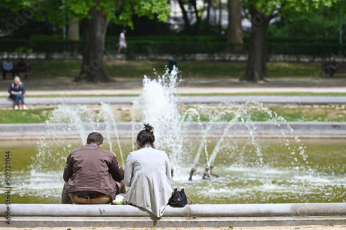 Belgique Bruxelles parc cinquantenaire gens detente environnement eau fontaine loisir vert couple amour