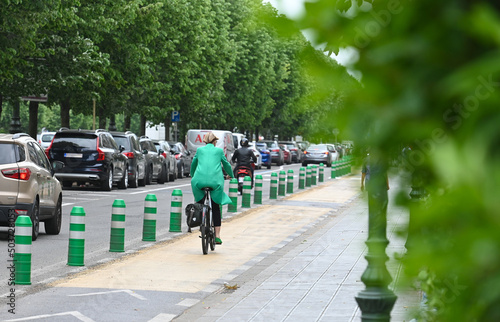 femme velo cycliste route securité piste Bruxelles Belgique circulation environnement