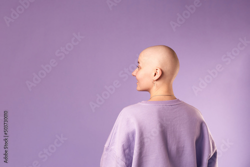 Φωτογραφία Young woman suffering from cancer laugh smile feel positive about future recovery