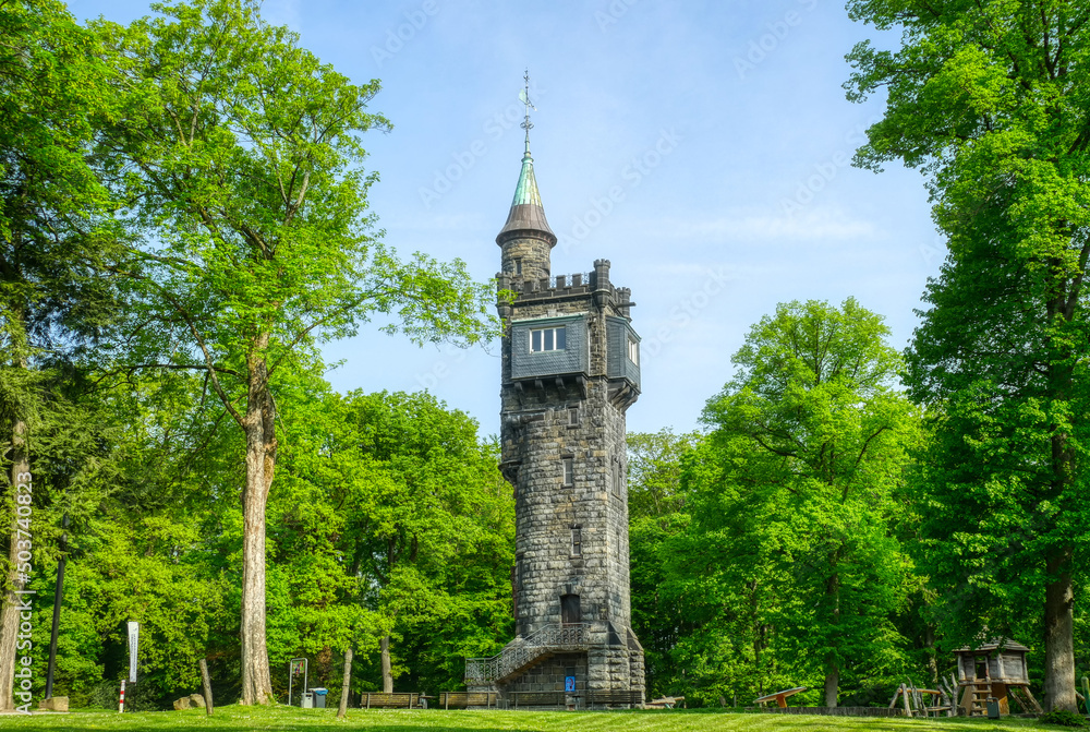 Schöner historischer Turm im Wald auf der Kaiserhöhe in Wuppertal