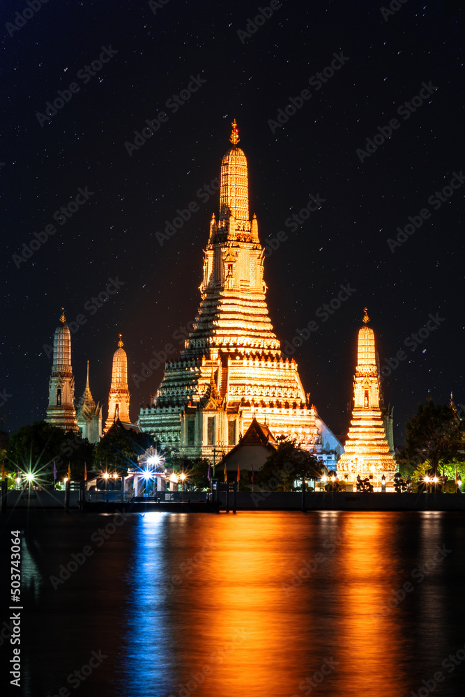 Vista nocturna de templo Wat Arun, en Bangkok Tailandia Vista nocturna de templo Wat Arun, en Bangkok Tailandia