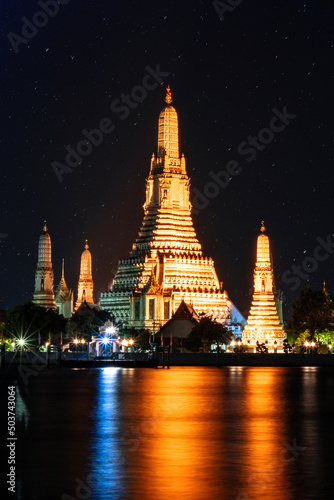 Vista nocturna de templo Wat Arun, en Bangkok Tailandia © Javier